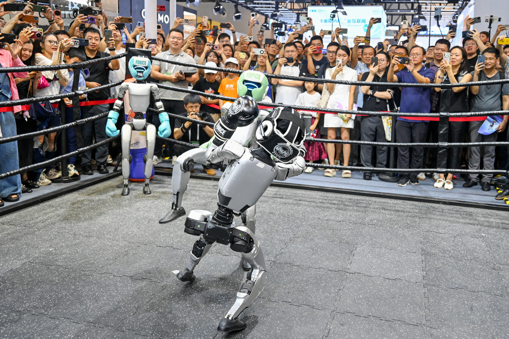 人工智能大会上，美国科技记者给我展示采访山姆·奥特曼的短信｜907编辑部